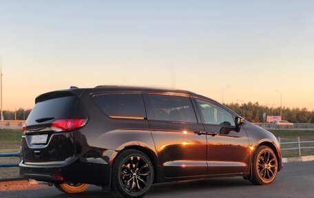 Chrysler Pacifica (RU), 2019 год, 5 500 000 рублей, 10 фотография