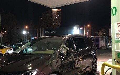 Chrysler Pacifica (RU), 2019 год, 5 500 000 рублей, 12 фотография