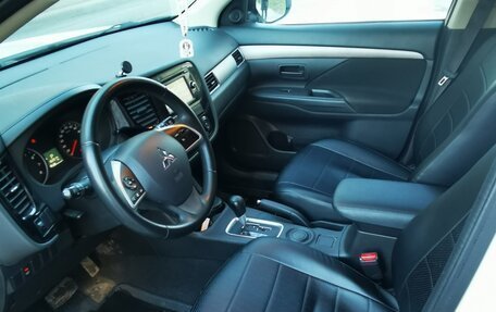 Mitsubishi Outlander III рестайлинг 3, 2015 год, 1 600 000 рублей, 6 фотография