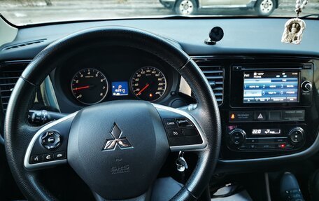 Mitsubishi Outlander III рестайлинг 3, 2015 год, 1 600 000 рублей, 3 фотография