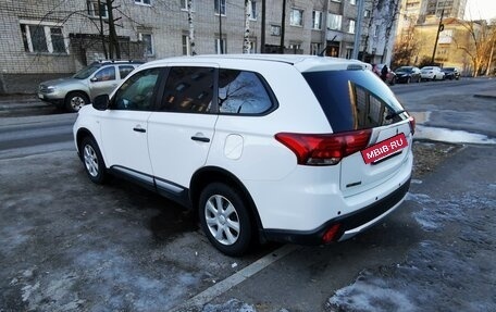 Mitsubishi Outlander III рестайлинг 3, 2015 год, 1 600 000 рублей, 10 фотография