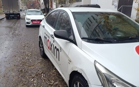 Hyundai Solaris II рестайлинг, 2015 год, 650 000 рублей, 1 фотография