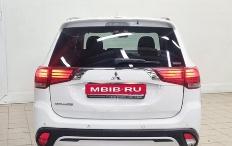 Mitsubishi Outlander III рестайлинг 3, 2022 год, 2 145 000 рублей, 3 фотография