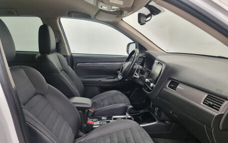 Mitsubishi Outlander III рестайлинг 3, 2022 год, 2 145 000 рублей, 11 фотография