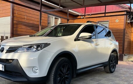 Toyota RAV4, 2015 год, 2 000 000 рублей, 2 фотография