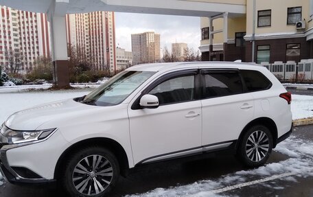 Mitsubishi Outlander III рестайлинг 3, 2018 год, 2 500 000 рублей, 5 фотография