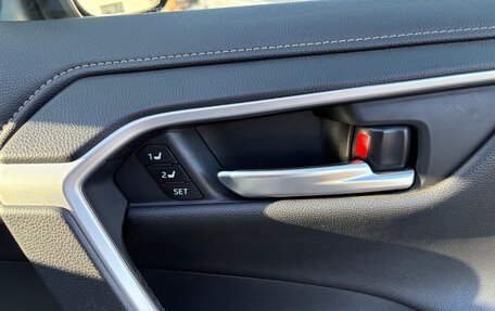 Toyota RAV4, 2019 год, 3 280 000 рублей, 3 фотография