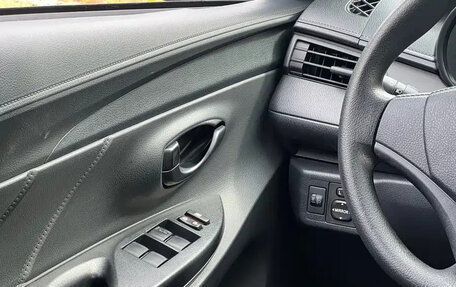 Toyota Yaris XP150 рестайлинг, 2021 год, 1 200 000 рублей, 14 фотография