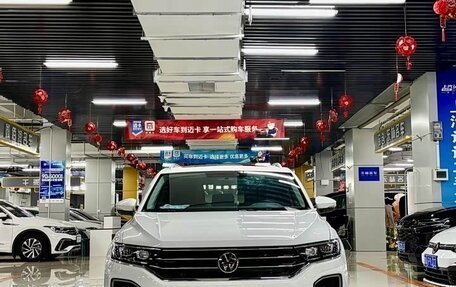 Volkswagen T-Roc I, 2022 год, 1 920 000 рублей, 2 фотография