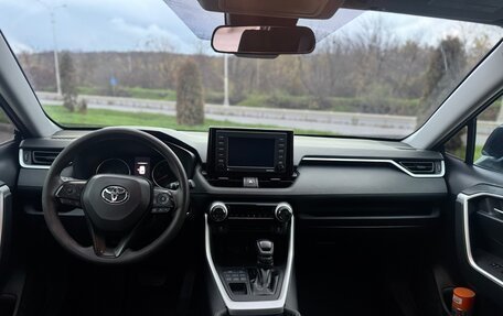 Toyota RAV4, 2021 год, 3 300 000 рублей, 9 фотография