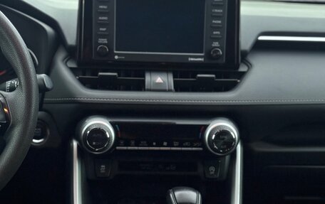 Toyota RAV4, 2021 год, 3 300 000 рублей, 10 фотография