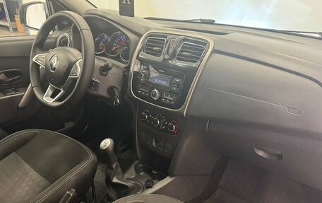 Renault Logan II, 2018 год, 865 000 рублей, 13 фотография