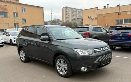 Mitsubishi Outlander III рестайлинг 3, 2014 год, 1 377 000 рублей, 3 фотография