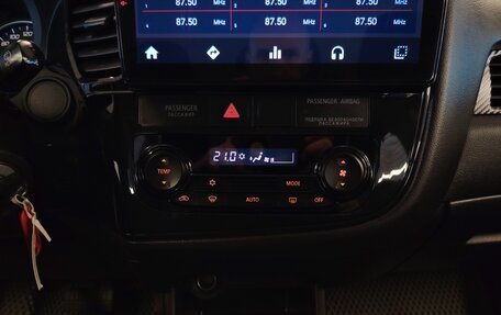 Mitsubishi Outlander III рестайлинг 3, 2016 год, 1 680 000 рублей, 10 фотография