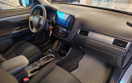 Mitsubishi Outlander III рестайлинг 3, 2016 год, 1 680 000 рублей, 6 фотография