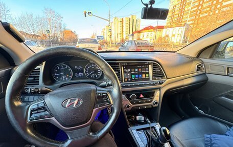 Hyundai Elantra VI рестайлинг, 2017 год, 900 000 рублей, 1 фотография