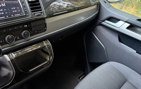 Volkswagen Multivan T6 рестайлинг, 2018 год, 3 500 000 рублей, 20 фотография