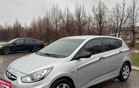 Hyundai Solaris II рестайлинг, 2013 год, 600 000 рублей, 2 фотография