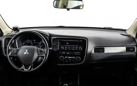 Mitsubishi Outlander III рестайлинг 3, 2016 год, 1 449 000 рублей, 10 фотография