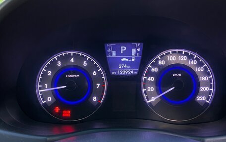 Hyundai Solaris II рестайлинг, 2011 год, 980 000 рублей, 13 фотография