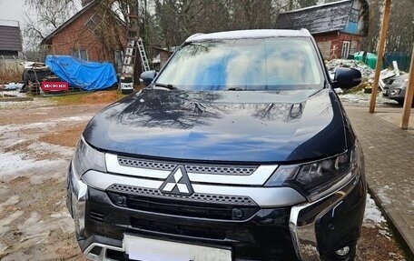 Mitsubishi Outlander III рестайлинг 3, 2019 год, 2 600 000 рублей, 3 фотография