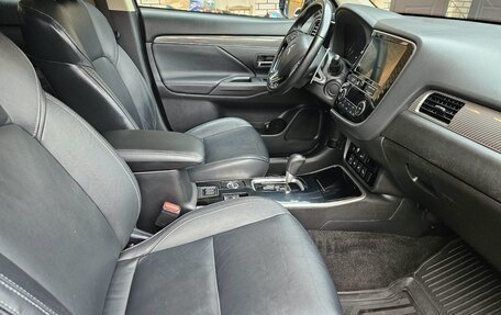 Mitsubishi Outlander III рестайлинг 3, 2019 год, 2 600 000 рублей, 10 фотография