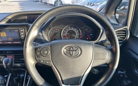 Toyota Voxy III, 2021 год, 2 270 000 рублей, 9 фотография