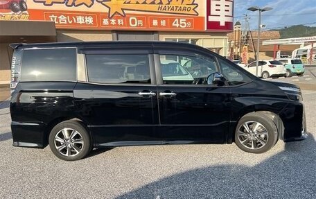 Toyota Voxy III, 2021 год, 2 270 000 рублей, 3 фотография