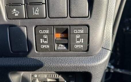 Toyota Voxy III, 2021 год, 2 270 000 рублей, 11 фотография