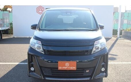 Toyota Noah III, 2017 год, 2 206 000 рублей, 2 фотография