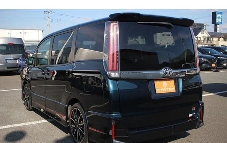 Toyota Noah III, 2017 год, 2 206 000 рублей, 7 фотография