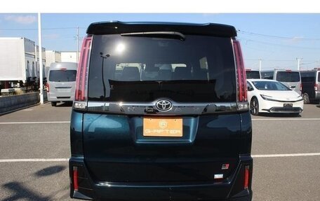 Toyota Noah III, 2017 год, 2 206 000 рублей, 8 фотография