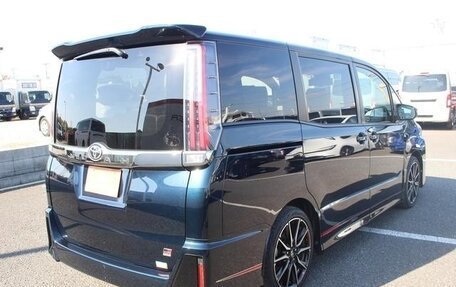 Toyota Noah III, 2017 год, 2 206 000 рублей, 9 фотография