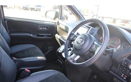 Toyota Noah III, 2017 год, 2 206 000 рублей, 12 фотография