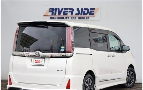 Toyota Noah III, 2019 год, 2 426 000 рублей, 6 фотография
