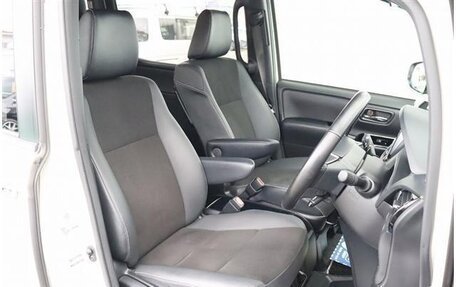 Toyota Noah III, 2019 год, 2 426 000 рублей, 9 фотография