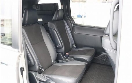 Toyota Noah III, 2019 год, 2 426 000 рублей, 15 фотография