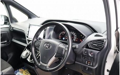 Toyota Noah III, 2019 год, 2 426 000 рублей, 10 фотография