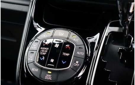 Toyota Noah III, 2019 год, 2 426 000 рублей, 14 фотография