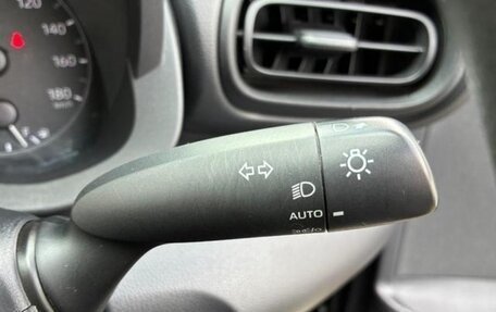 Toyota Yaris, 2022 год, 1 160 000 рублей, 10 фотография