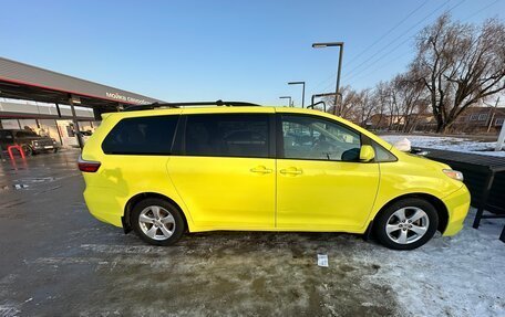 Toyota Sienna III, 2017 год, 2 300 000 рублей, 5 фотография