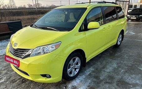 Toyota Sienna III, 2017 год, 2 300 000 рублей, 3 фотография