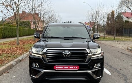 Toyota Land Cruiser 200, 2017 год, 8 950 000 рублей, 2 фотография