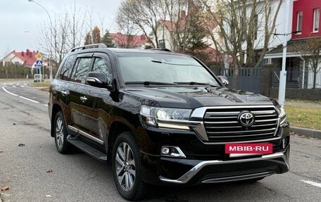 Toyota Land Cruiser 200, 2017 год, 8 950 000 рублей, 3 фотография