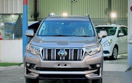 Toyota Land Cruiser Prado 150 рестайлинг 2, 2022 год, 4 070 000 рублей, 5 фотография