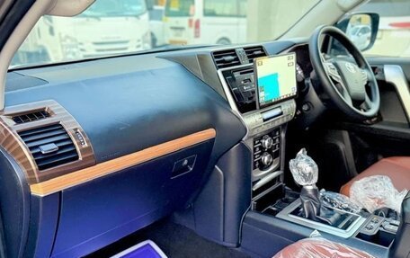 Toyota Land Cruiser Prado 150 рестайлинг 2, 2022 год, 4 070 000 рублей, 11 фотография