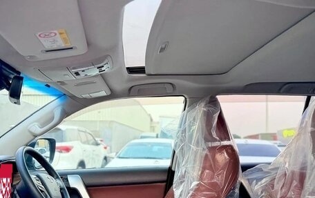 Toyota Land Cruiser Prado 150 рестайлинг 2, 2022 год, 4 070 000 рублей, 10 фотография