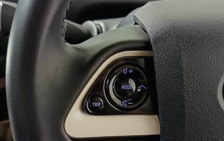 Toyota Prius IV XW50, 2016 год, 1 786 000 рублей, 13 фотография