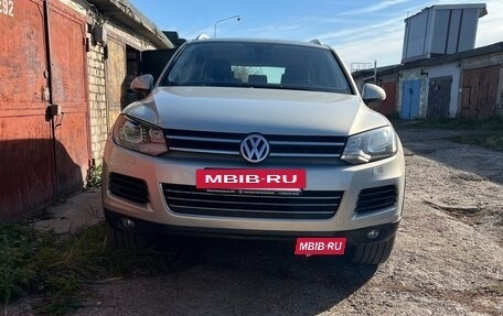 Volkswagen Touareg III, 2011 год, 1 958 000 рублей, 2 фотография