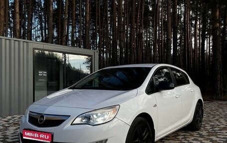 Opel Astra J, 2011 год, 740 000 рублей, 1 фотография